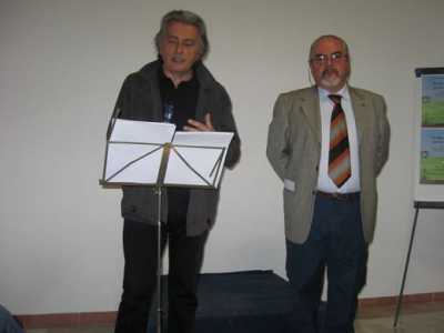 Franco Minervini (a sinistra), fondatore del gruppo Salviamo i libri dal cassonetto e Luigi Favia presidente di Federitalia Puglia